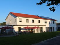 Abendliches Relaxen auf der Terrasse des neuen Hauses